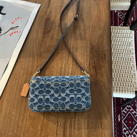 Small Coach crossbody bag, very good condition. - Picture 2 of 2
